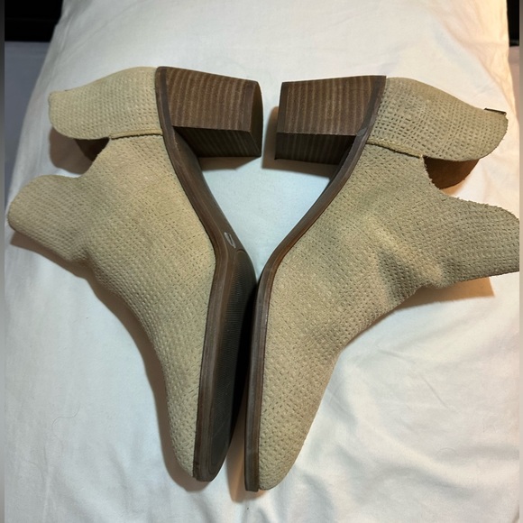 Lucky Brand Powe Suede Cutout Ankle Bootie 91/2  never used - Picture 2 of 9